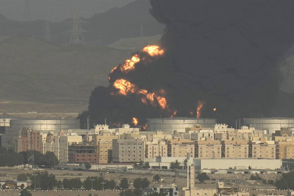Det har oppstått en voldsom brann i et oljedepot i Jeddah i Saudi-Arabia. Foto: Hassan Ammar / AP / NTB