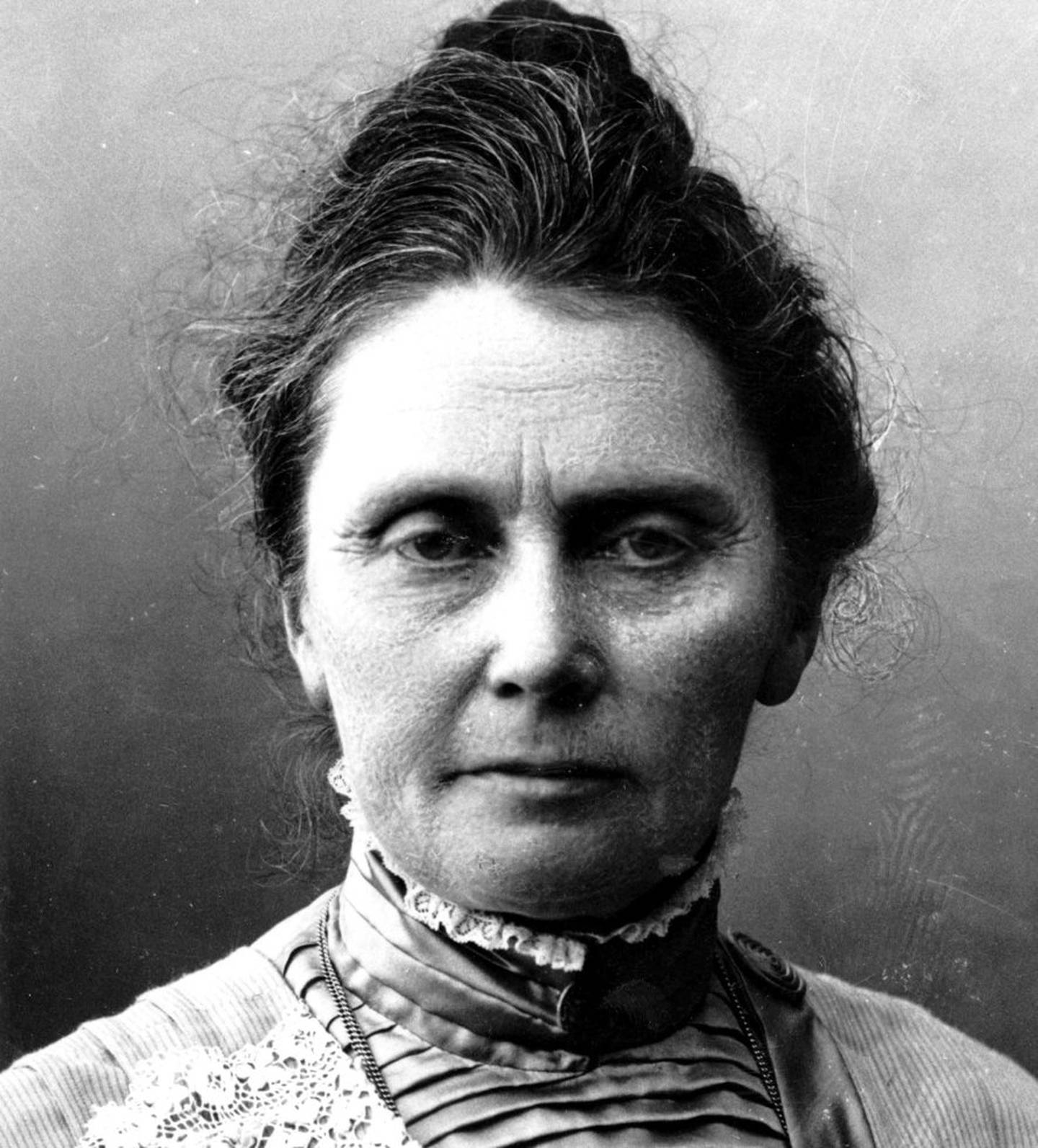 Anna Georgine Rogstad var den første kvinnen som tok sete på Stortinget, i 1911, da som vara for Høire-leder Jens Bratlie. Allmenn stemmerett ble innført i Norge to år senere. 