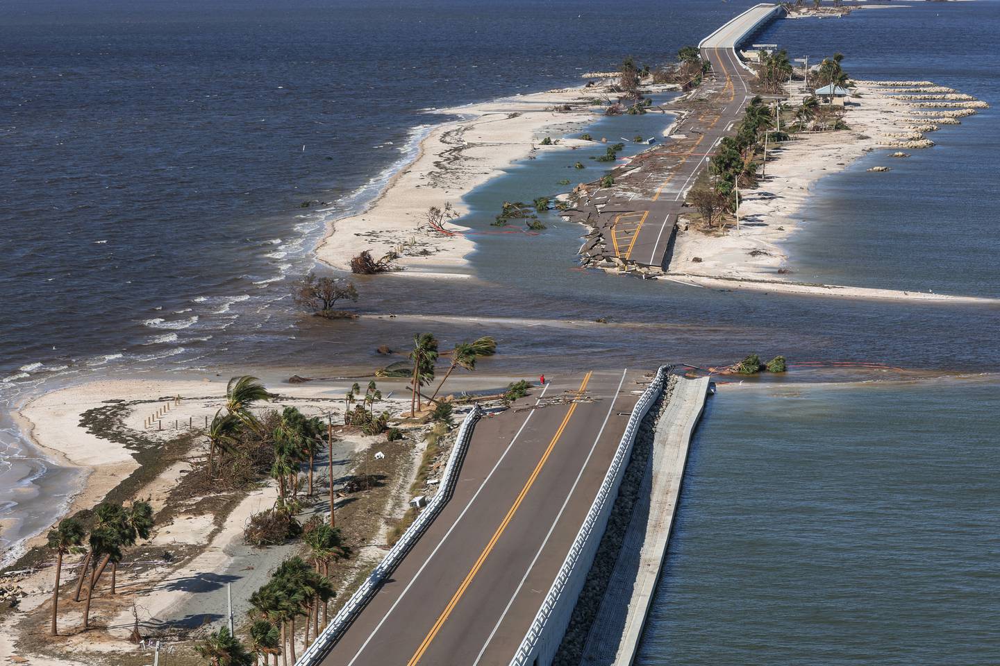 En kollapset vei i Sanibel Island i Florida.
