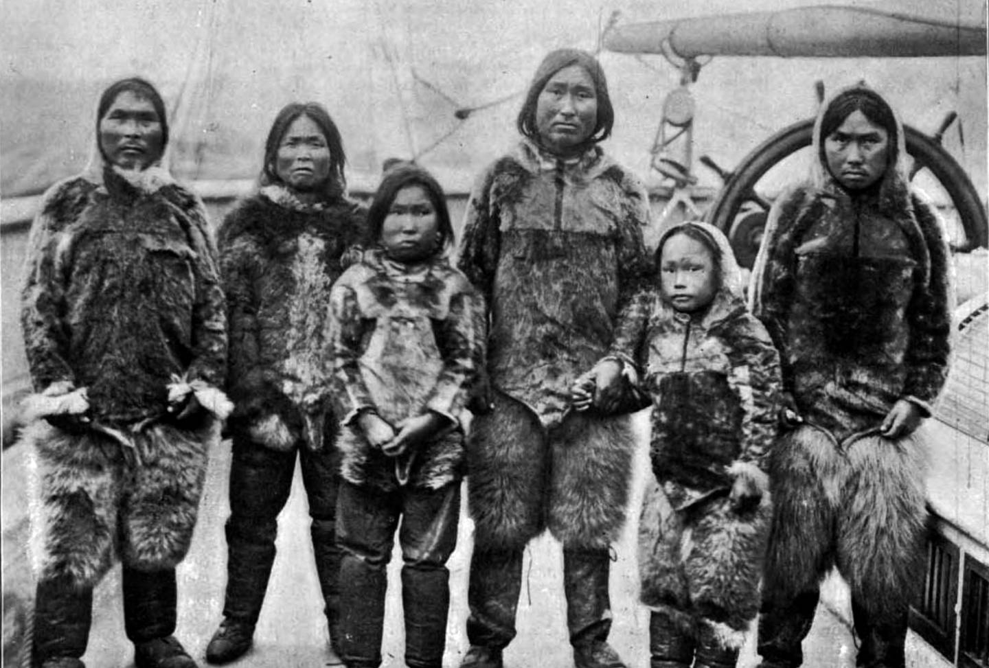 De seks inuittene fotografert under overfarten