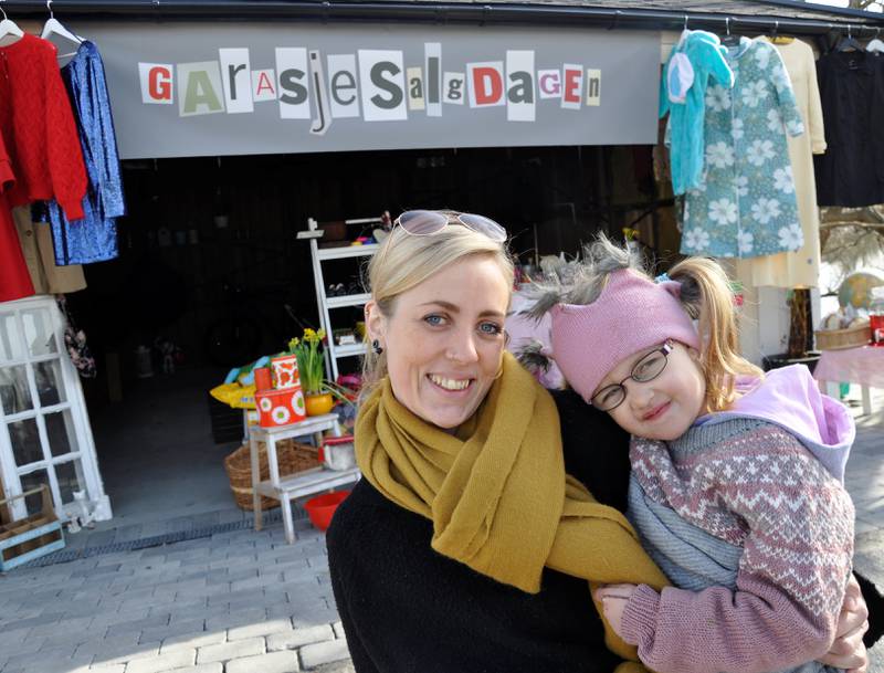 ÅPNER GARASJEN: Charlotte Brostrøm og datteren Ilea er klare for garasjesalg i Solliveien på Greåker.