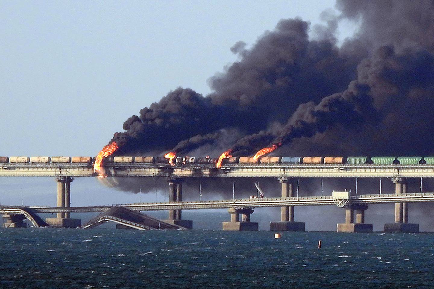 Røyken stiger opp og det brenner etter en eksplosjon på Kertsjbroen mellom Krym og Russland i oktober i fjor.