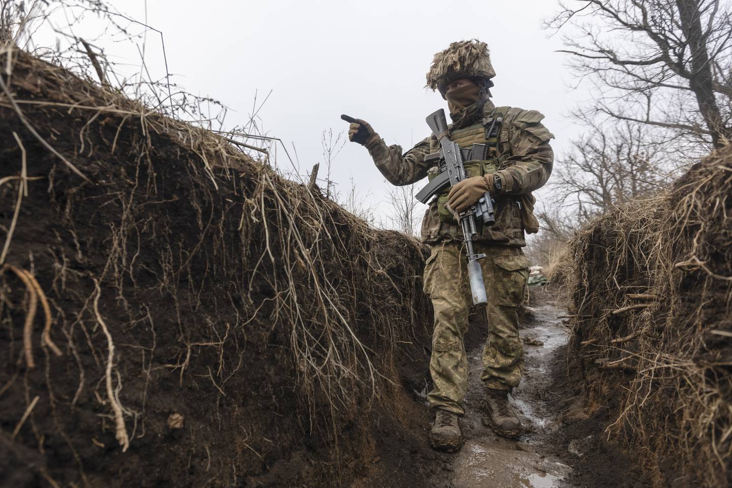 En ukrainsk soldat går i en skyttergrav ved området der prorussiske opprørere holder til ved Donetsk.