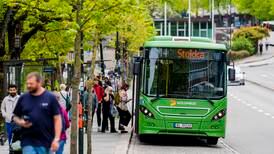Gratis buss: Kari leverer kaos i Stavanger og kontanter til Oslo