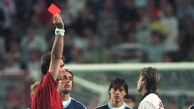 Michael Owen om Beckhams røde kort i VM i 1998: – David sviktet oss og jeg er fortsatt sinna for det