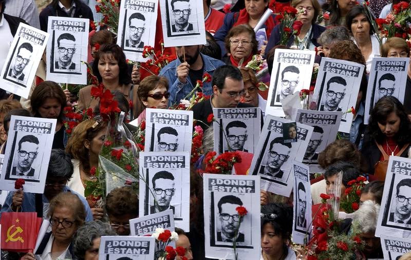Flere tusen chilenere forsvant under Pinochets terrorregime. Tiår senere hadde ofrene og de pårørende fortsatt ikke fått svar. Disse plakatene etterlyser Jorge Munos, mannen til Chiles kjente kommunistleder Gladys Marin, som forsvant etter å ha blitt tatt til fange av Pinochets etterretningsagenter. 