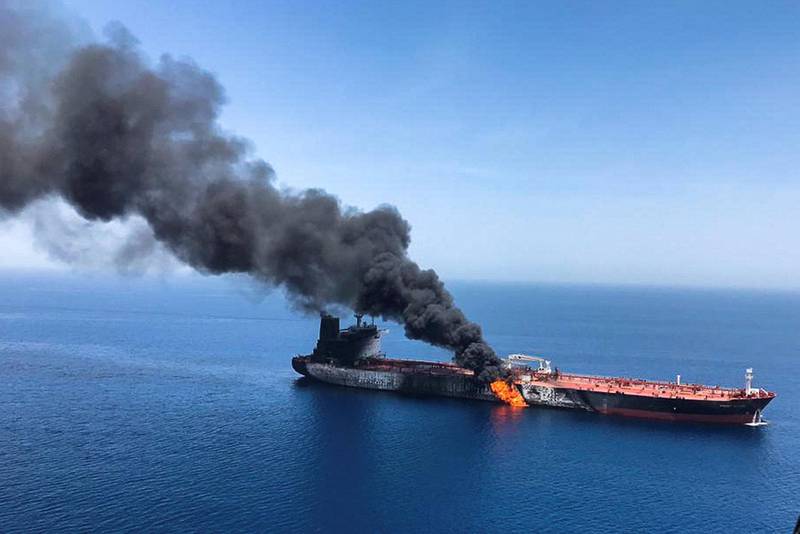 spent situasjon: Spørsmålet er hva som vil skje hvis oljetankene fortsetter å bli angrepet. Her fra juni i år, der en oljetanker sto i brann utenfor Oman ved Persiabukta. Iran nekter for å stå bak sabotasjeangrepene. FOTO: AP/NTB SCANPIX