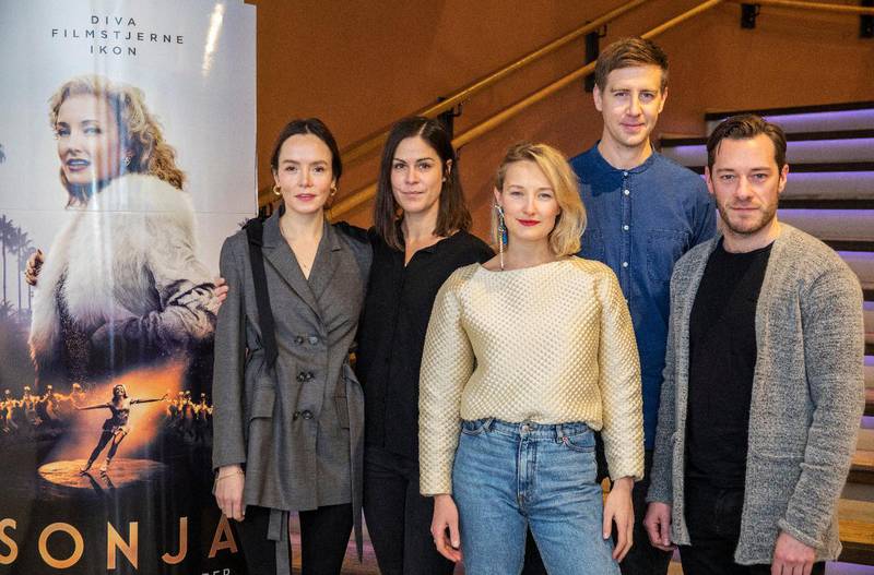 Julefilmen om Norges isdronning, Sonja Henie, hadde premiere 25. desember. Fra venstre: Valene Kane, Regissør Anne Sewitsky, Ine Marie Wilmann, Pål Sverre Hagen og Eldar Skar.