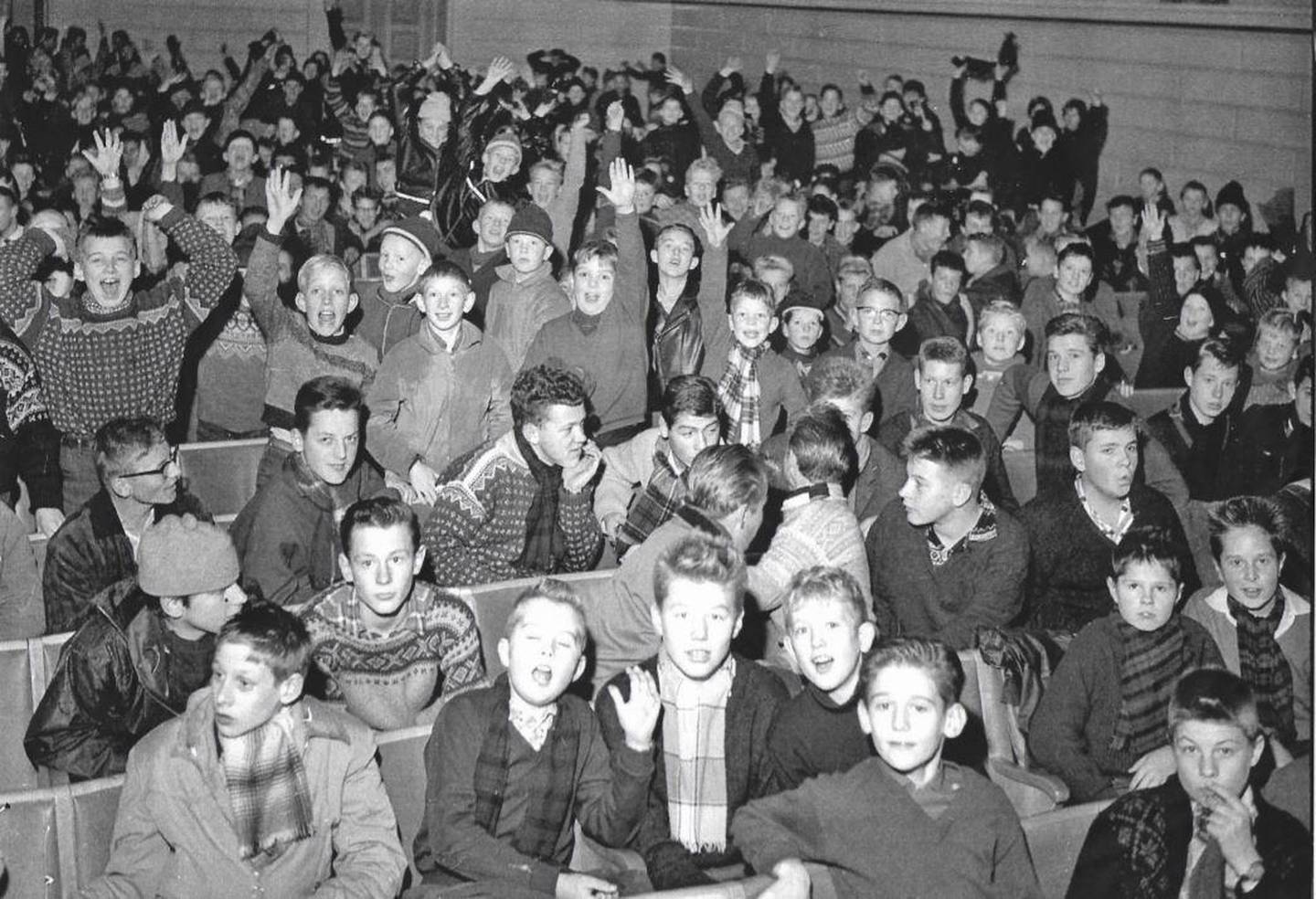 Folkemøtet i biblioteket om oppstart av ishockeyklubb i Fredrikstad i 1960 vakte stor interesse blant byens unge, lovende, da Norges Ishockeyforbund var representert og det ble vist NHL-filmer på lerret.