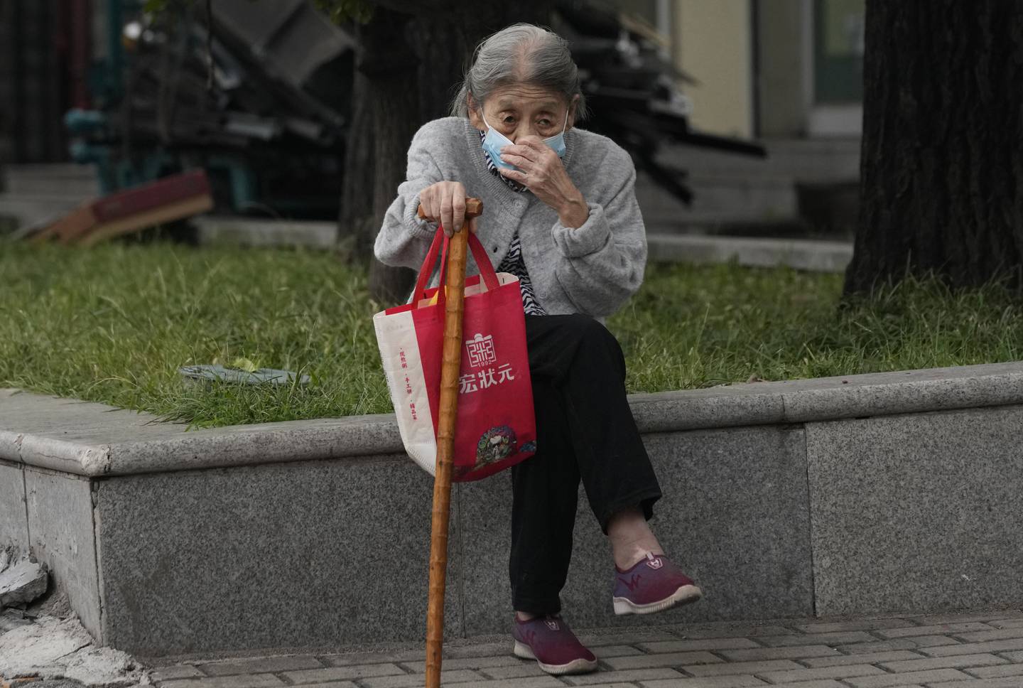 En eldre kvinne hviler seg i Beijing. Det er ventet at over en tredel av befolkningen i Kina vil være over 65 år i 2050.