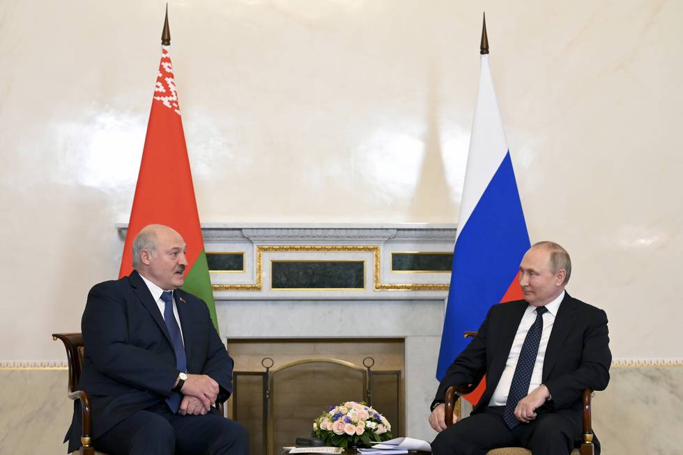 Russlands president Vladimir Putin og hans belarusiske kollega Aleksandr Lukasjenko er nære allierte. Tross støtten til Russlands «operasjon», mener Lukasjenko at krigen må stanses. Foto: Maxim Blinov / Sputnik / Kreml via AP / NTB