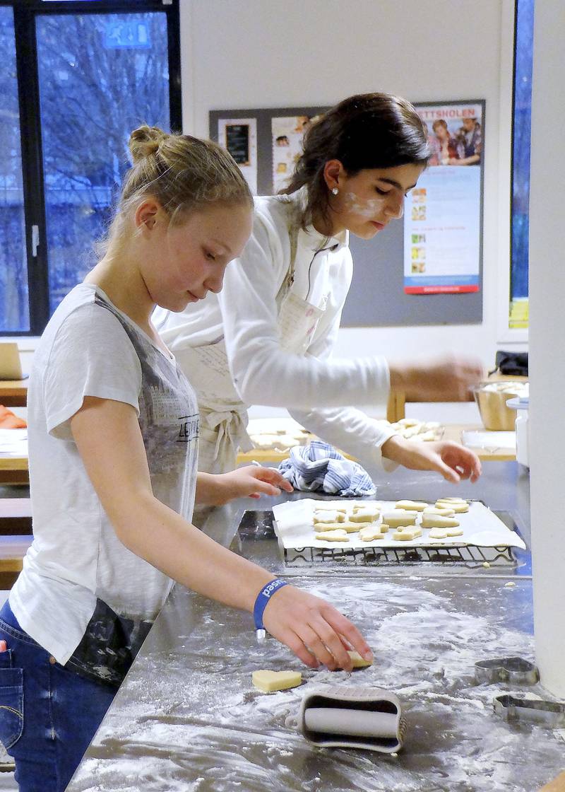 Nina Louise Elstrøm (t.v.) og Ahsene Ucbas i gruppa som baker til besøket. FOTO: KATRINE STRØM