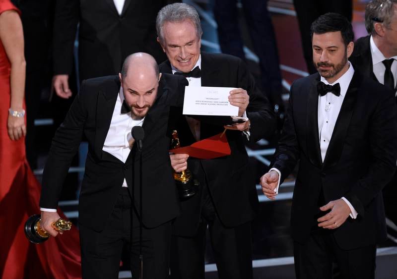 Jordan Horowitz, produsent av "La La Land," viser fram konvolutten med "Moonlight" som den rette vinneren av Årets beste film, sammen med Warren Beatty og Jimmy Kimmel.
