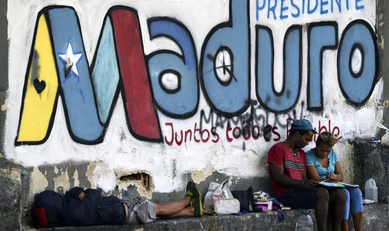 Nød: Den dype humanitære krisen i Venezuela har brakt landet på randen av kollaps. Likevel tyder alt på at sittende president Nicolás Maduro fortsetter etter valget søndag. FOTO: LUIS ROBAYO / NTB SCANPIX