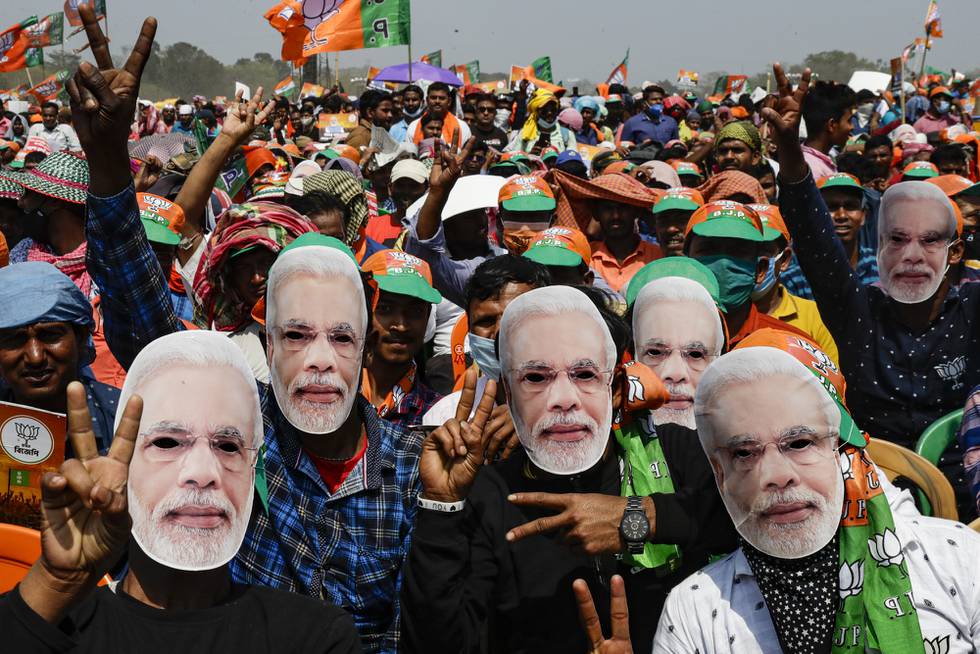 Tilhengere av statsminister Narendra Modi har på Modi-masker under et valgmøte der statsministeren talte 7. mars i Vest-Bengal. Masseansamlinger som dette ble tillatt idet koronasmitten var i ferd med å øke.
