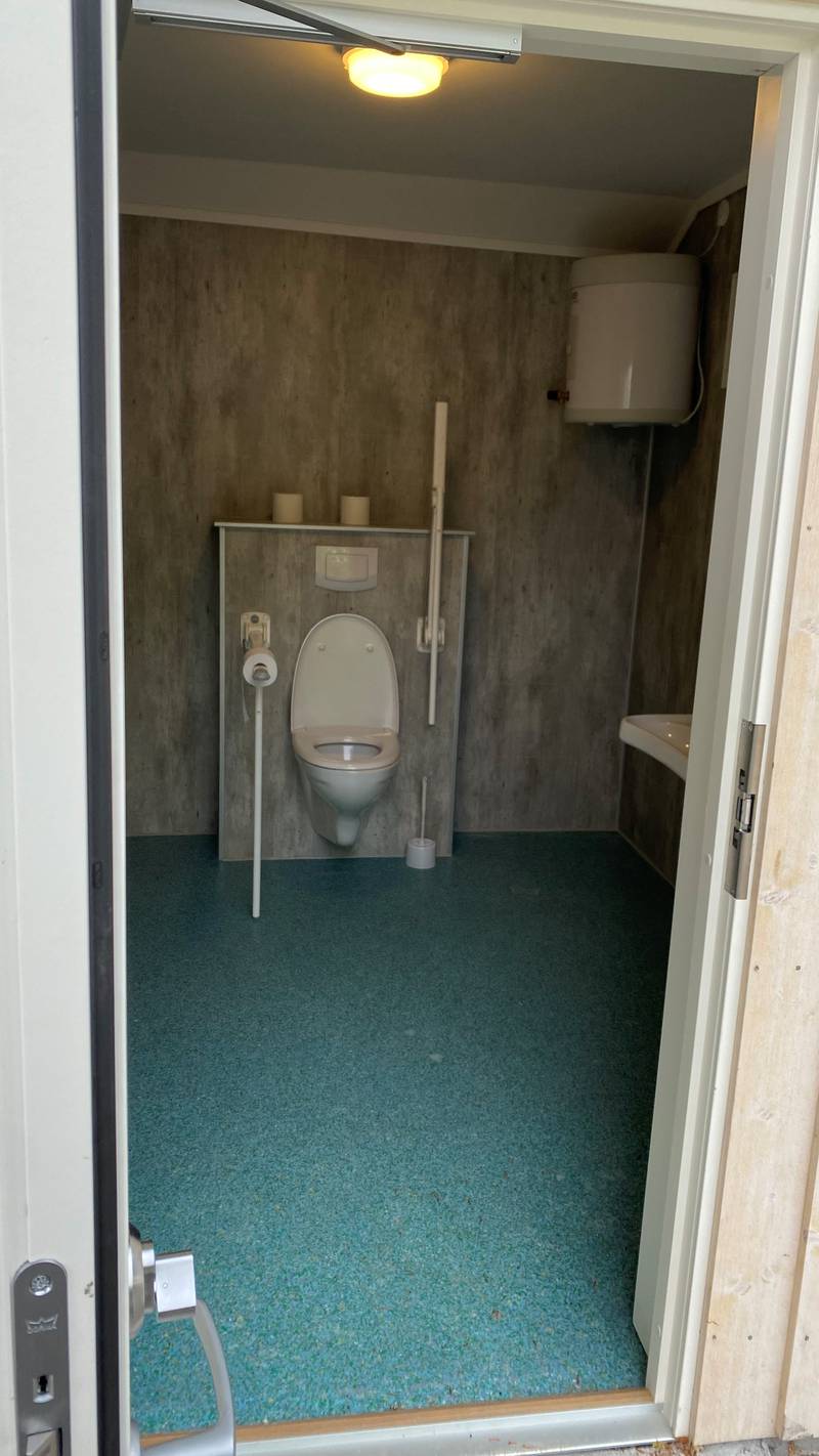 Kommunen har bygget HC-toalett i Badedammen. Nå må Godalen utbedres, eller venter det dagbøter fra 1. desember på 2000 kroner dagen.