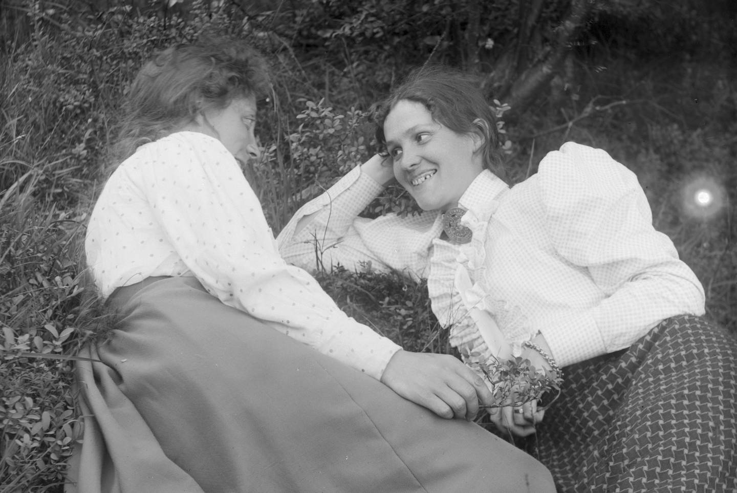 Fra venstre Rachel Johnsen, Hannchen Jacobsen. Fotografiet er hentet fra arkivet etter Hannchen Jacobsen og Rachel Johnsen, som drev fotoforretning og -atelier sammen fra 1904 til1908.