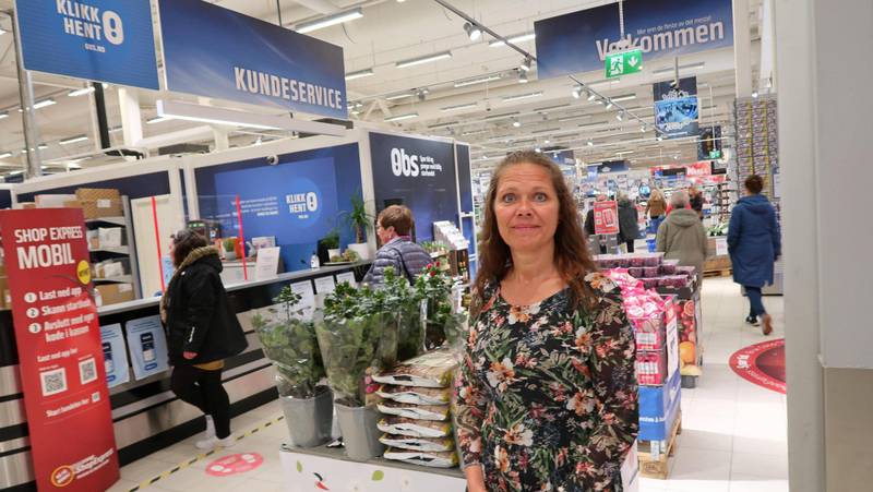 Senterleder Lene Hanche Hafskjold ved Rygge Storsenter er glad for at samtlige 42 butikker omsider er gjenåpnet. På det meste har 14 butikker vært stengt.