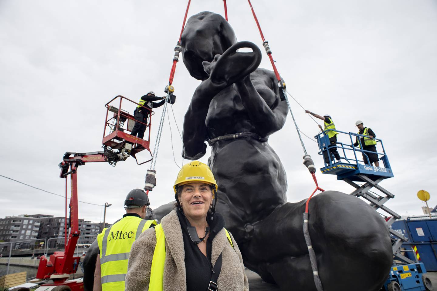 Tracey Emin. Britisk kunstner. Prøveløft av det 18 tonn tunge og ni meter høye kunstverket «Moren» med kran på Sukkerbiten.