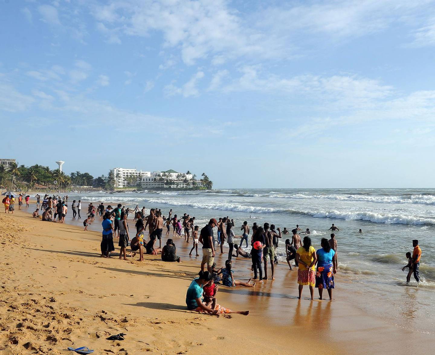 STRAND: De siste årene har flere turister reist til Sri Lanka. FOTO: AKRUWAN WANNIARACHCHI/NTB SCANPIX