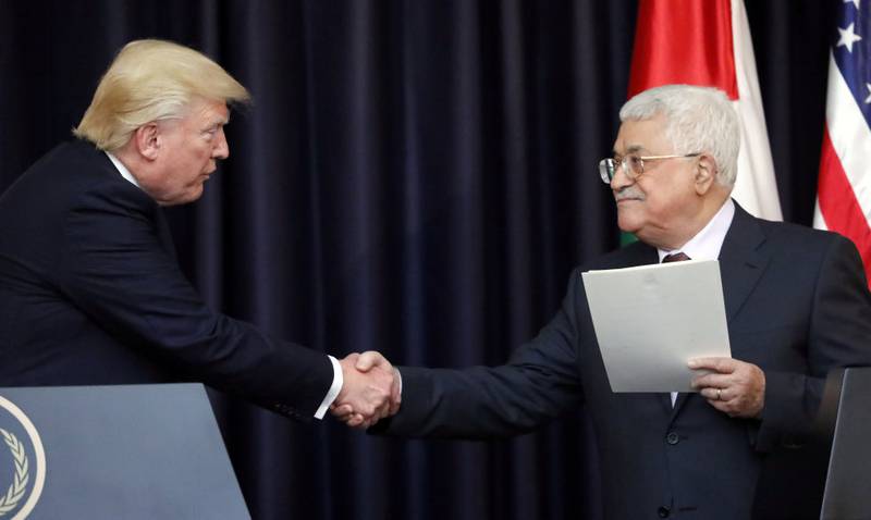 Flere analytikere mener det kan ha skjedd avtaler bak lukkede dører under president Donald Trumps reise       til Midtøsten. Her fra møtet med palestinernes president Mahmoud Abbas i forrige uke. 