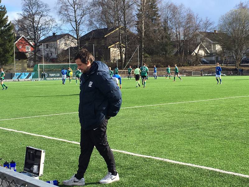 Kjelsås-trener Eivind Kampen har akkurat sett den siste sjansen stryke stanga på feil side.