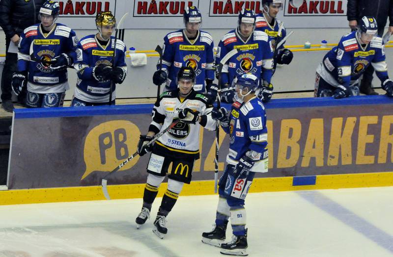 Henrik Medhus og Tommy Kristiansen i hyggelig passiar under møtet mellom Oilers og Sparta søndag. FOTO: ESPEN IVERSEN