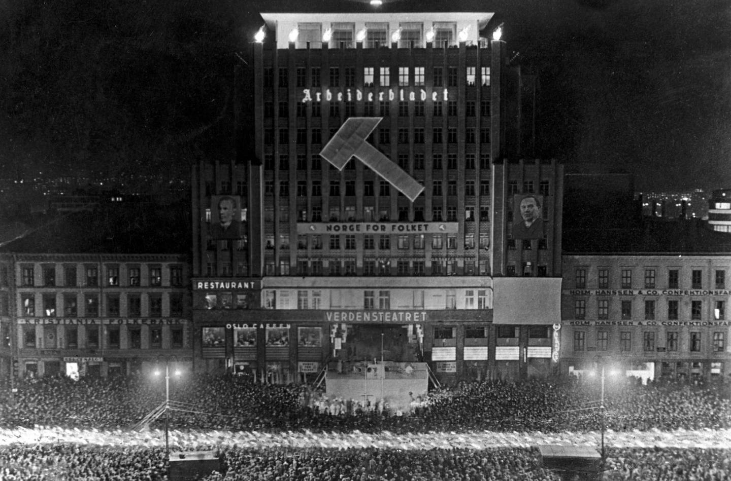 Et fakkeltog passerer Folketeaterbygningen på Youngstorget 19. Oktober 1936, da Arbeiderpartiet ble gjenvalgt etter kriseforliket. Foto: Thor Wiborg/Arbeiderbevegelsens arkiv og bibliotek