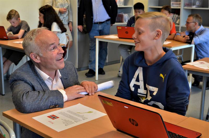 Kunnskapsminister Jan Tore Sanner på Hurrød skole møter eleven Herman Kverneland (11)