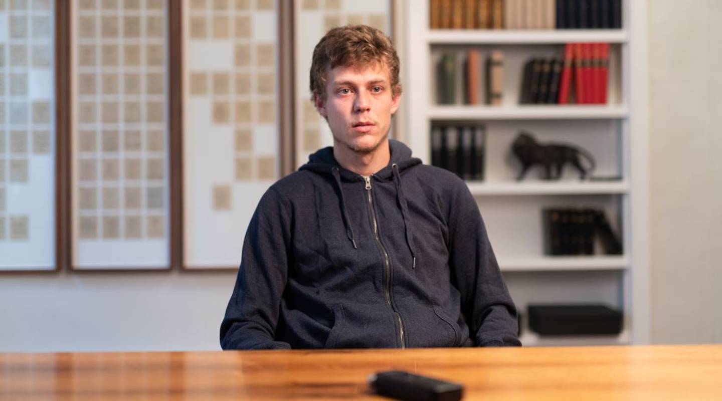 Karakteren Sigurd er en keitete 25-åring som jobber i en mobilbutikk. «Steinar Klouman Hallert er ganske nær nyansert outsiderperfeksjon i hovedrollen», skrev NRKs anmelder.
