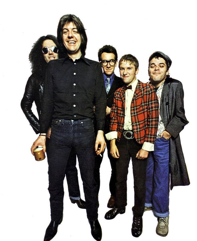 Elvis Costello og klassen fra 1977 på turneen «Live Stiffs»: Larry Wallis, Nick Lowe, Elvis, Wreckless Eric og Ian Dury.