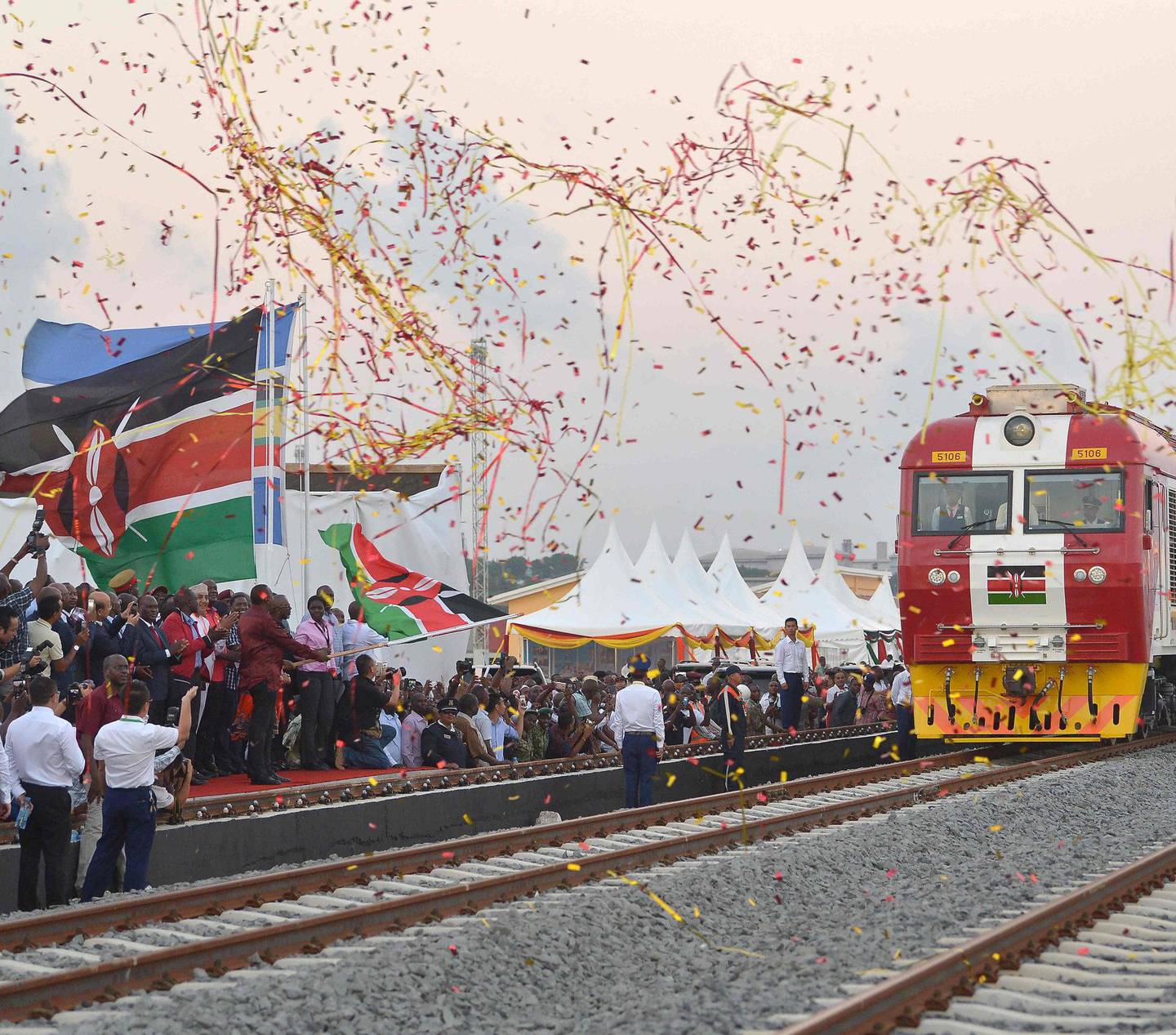 Kenyas president Uhuru Kenyatta sendte selv det første godstoget av sted på den nye jernbanen mellom Nairobi og Mombasa, da den ble åpnet i fjor