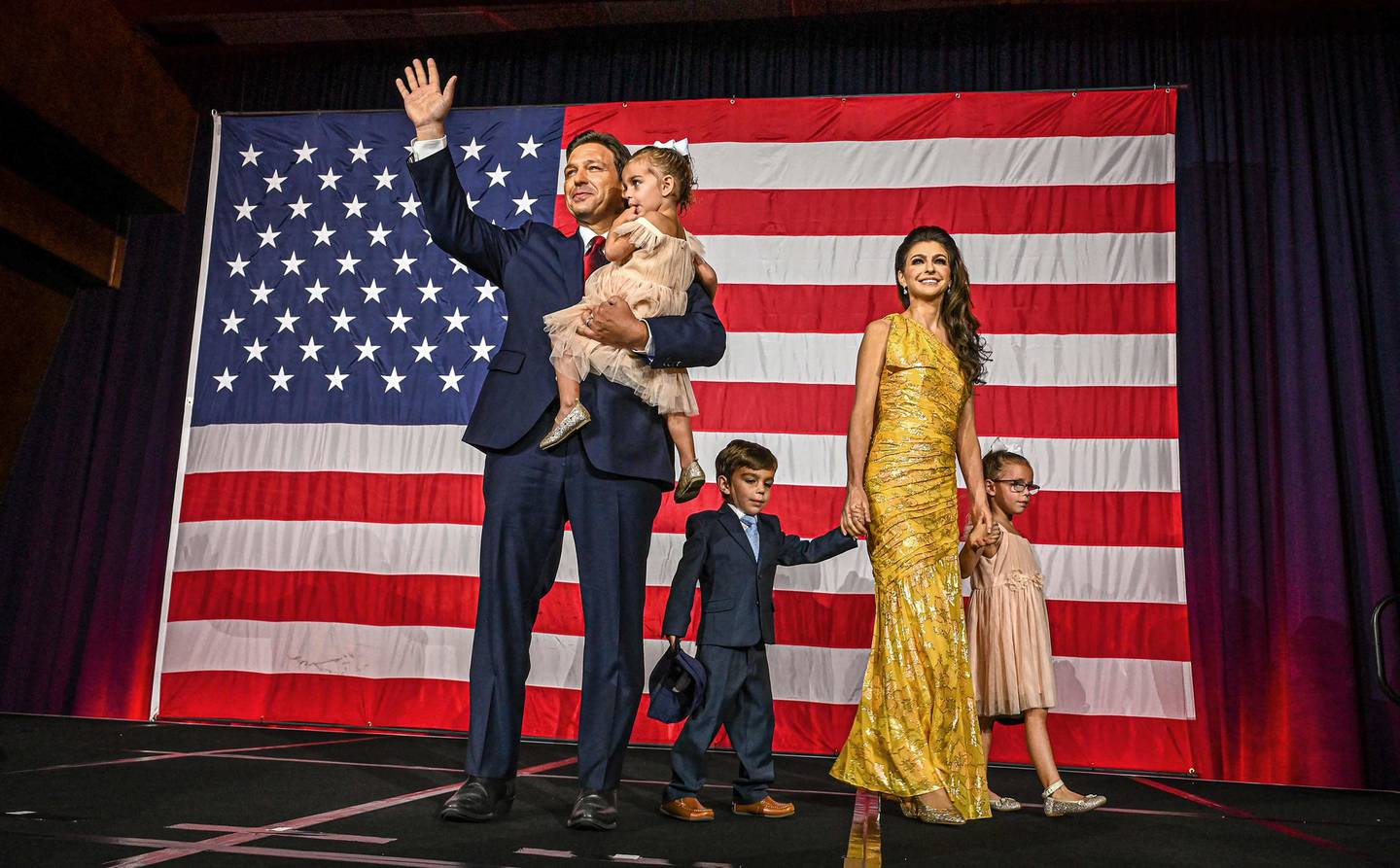 Ron DeSantis med familie på scenen valgnatten i november: Kona Casey DeSantis og barna Madison, Mason og Mamie.