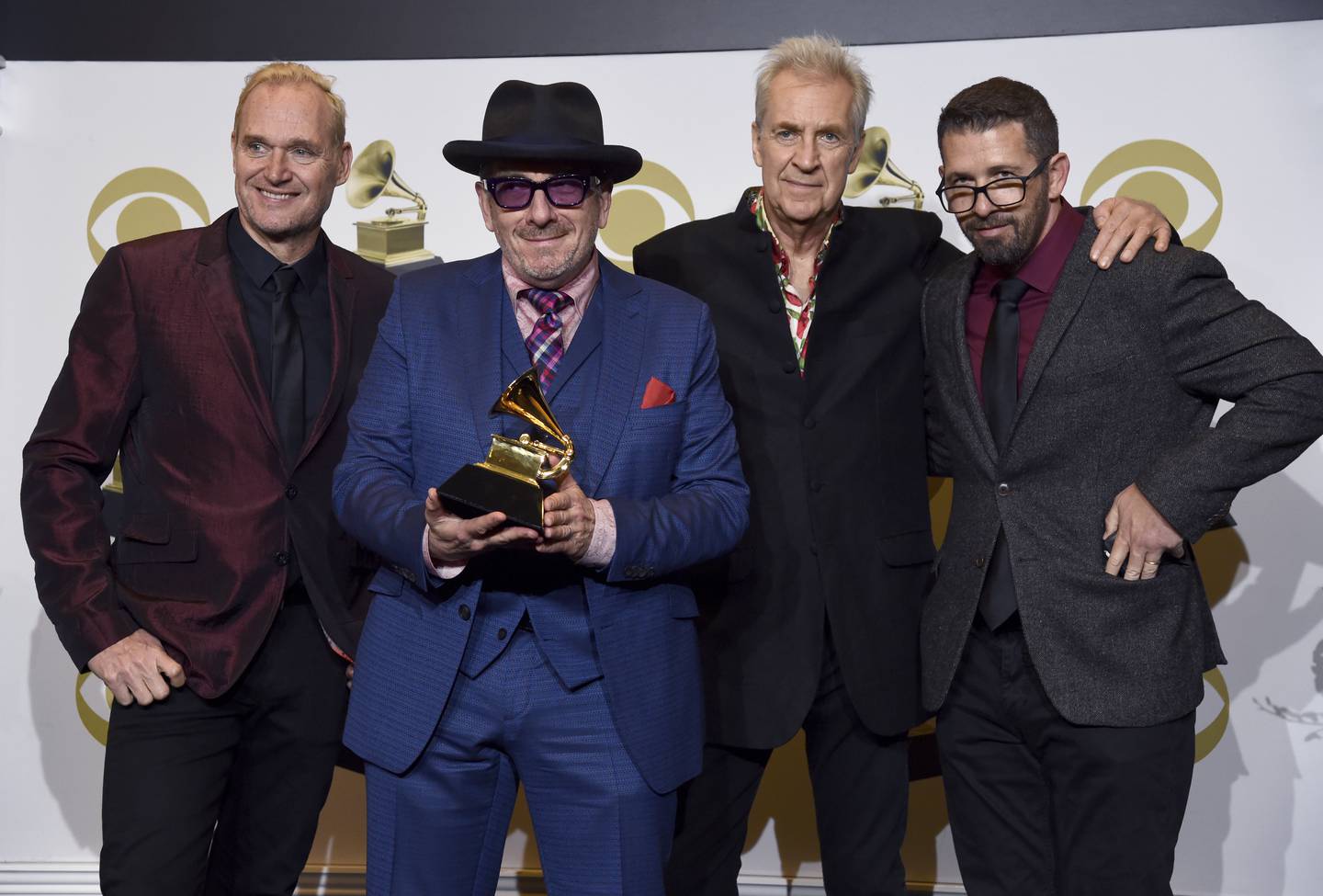 Enda en Grammy for Elvis Costello, her med sin gruppe The Imposters i 2020. På de kommende konsertene har han bare med seg pianisten Steve Nieve (til høyre).