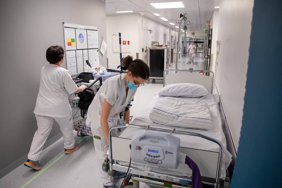Sykehuset Østfold forsøker å plassere pasienter på rom med andre før de tyr til sengeplasser i korridorene. Men med dagens situasjon er det ikke til å unngå korridorpasienter, forklarer en av sykehusets klinikksjefer (illustrasjonsfoto).