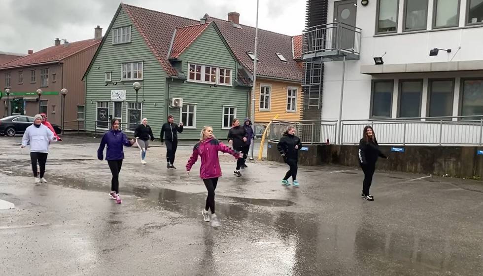 En kursgruppe ved Danseloftet i Halden trosset regnet og møtte koronahindringer med utendørs latinorytmer.