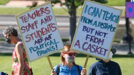 Amerikansk lærerforbund truer med å streike for å sikre trygg skoleåpning 