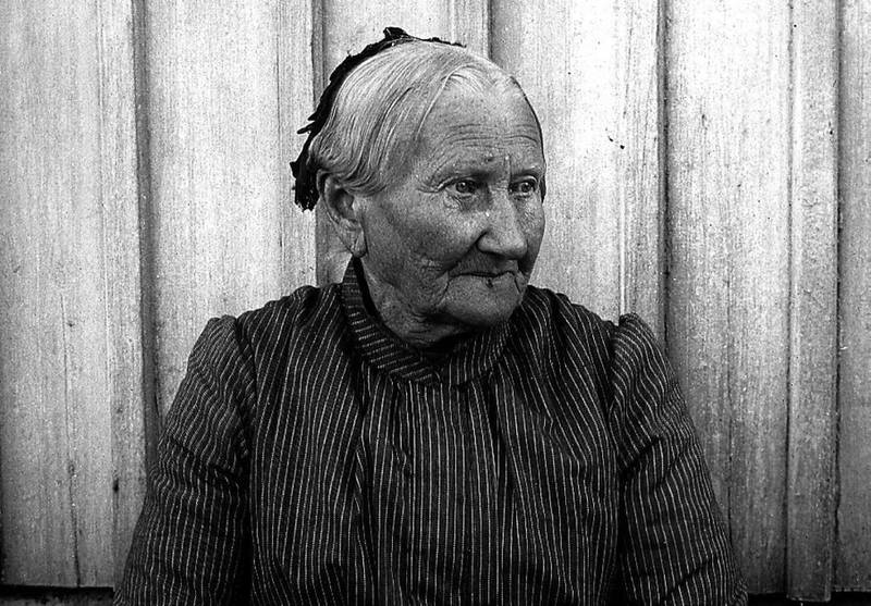 Det gjaldt å holde ut for denne eldre kvinnen i 1903, ingen alderstrygd ventet på henne før i 1919. Oscar Hvalbye arbeidet for Kristiania Indremisjon og var prest i Sagene kirke.