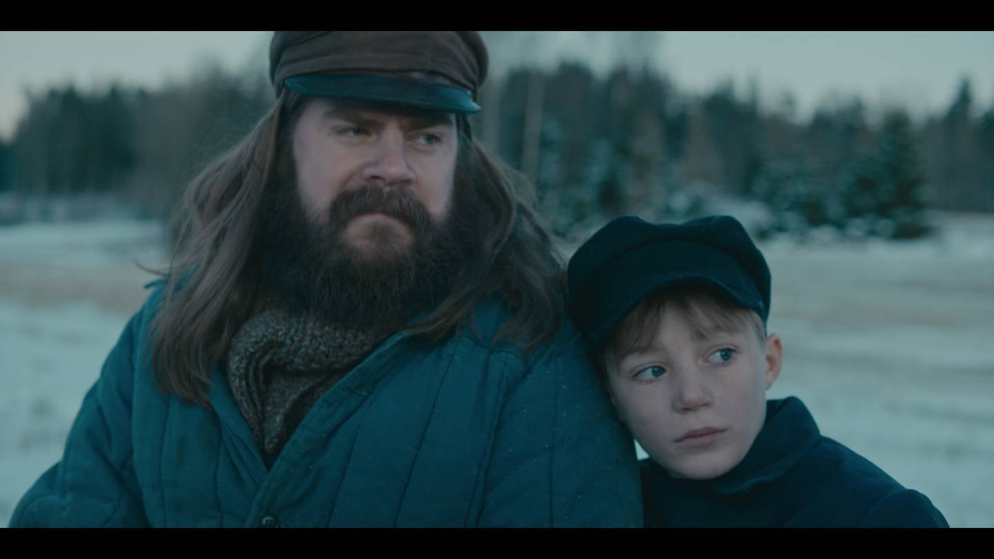 Lukas (Lukas Langmyr Mabin) sin far Hugo (John Emil Jørgensrud) deler ikke sønnens begeistring for teater og tryllekunster.
