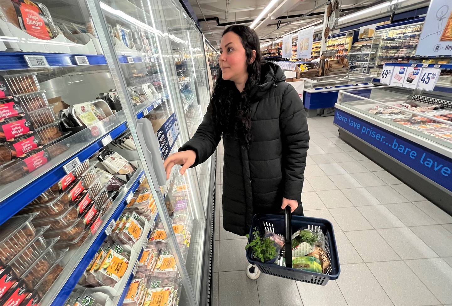 Noshin Khezri (32), her på handletur i Fredrikstad, forteller at familien på tre spiser mindre kjøtt enn før, som følge av økte matpriser.