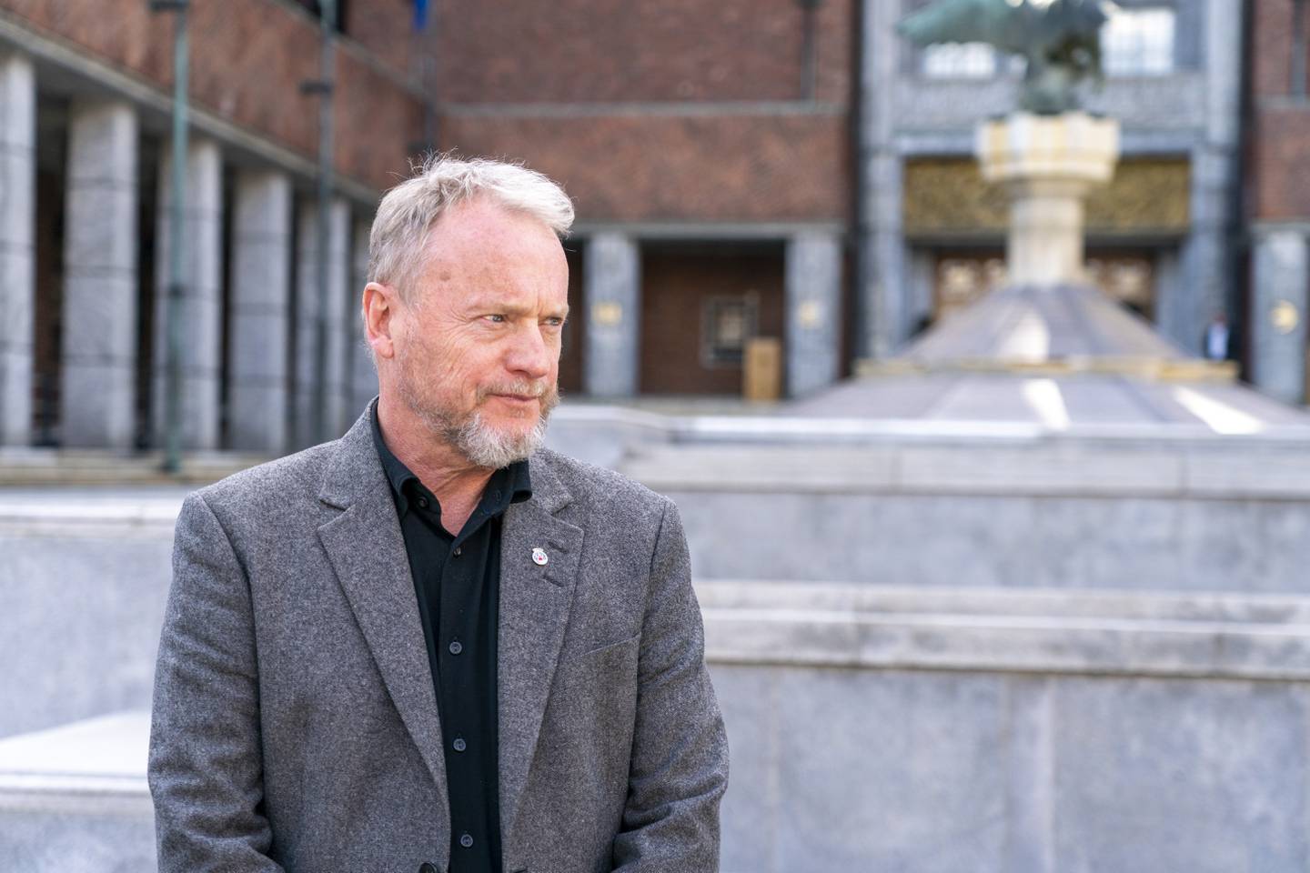 Byrådsleder i Oslo Raymond Johansen (Ap) holdt en internasjonal konferanse om terrorhåndtering i Oslo Rådhus sist uke. Her foran Rådhuset i 2022.