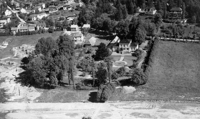 Hotvet gård 1949: Arbeidet med å bygge ut Rosenkrantzgata har akkurat startet. I venstre bildekant ser vi at grunnarbeidet med tomtene til boligene nederst i Henrik Ibsens gate er påbegynt. Hotvetveien bakerst.