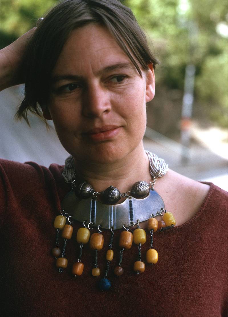 Sidsel Paaske eksperimenterte med emalje og brukte det blant annet til smykker. Her er hun fotografert i 1978. 
