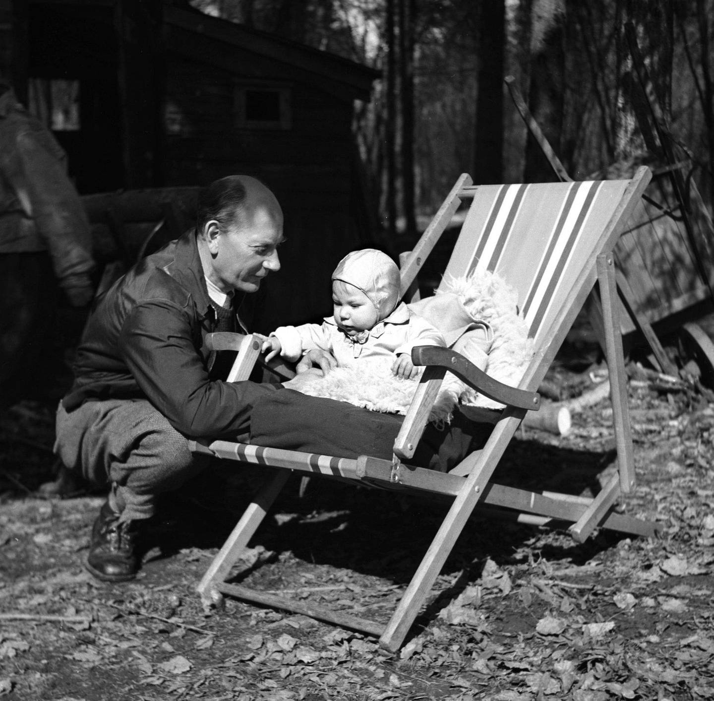 1947: Einar Gerhardsen som småbarnsfar. Her med 10 måneder gamle Rune, som senere ble byrådsleder i Oslo.                               FOTO: NTB SCANPIX