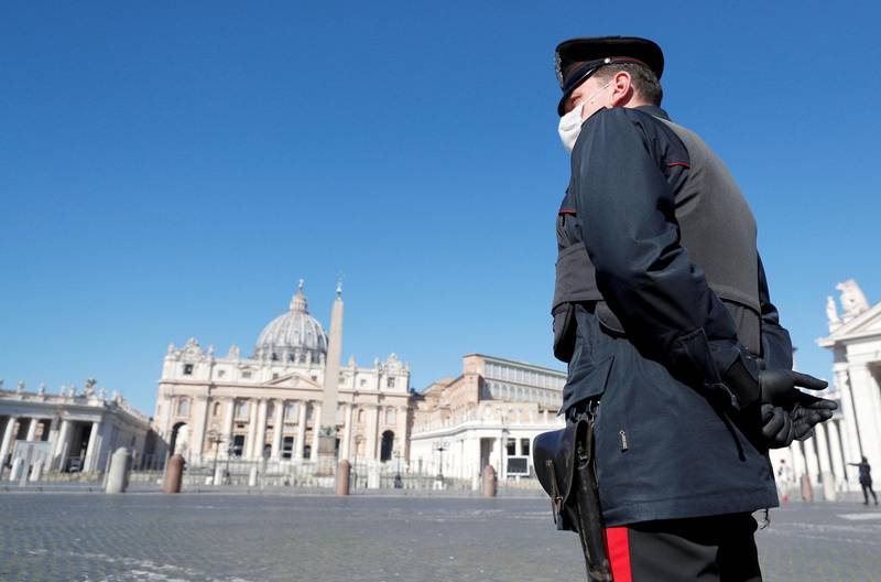 Vatikanet er for øyeblikket stengt for offentligheten. Men du kan fremdeles oppleve både kapellene og kunstsamlingene på nett, uten en medturist i sikte. Foto: Guglielmo Mangiapane/Reuters/NTB scanpix