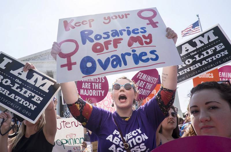 Aktivister feirer utenfor USAs høyestrett i Washington DC, etter at retten slo ned på landets strengeste abortlover i Texas. Siden 2011 har republikanske delstatspolitikere innført minst 288 innstramminger i lokale abortlover.