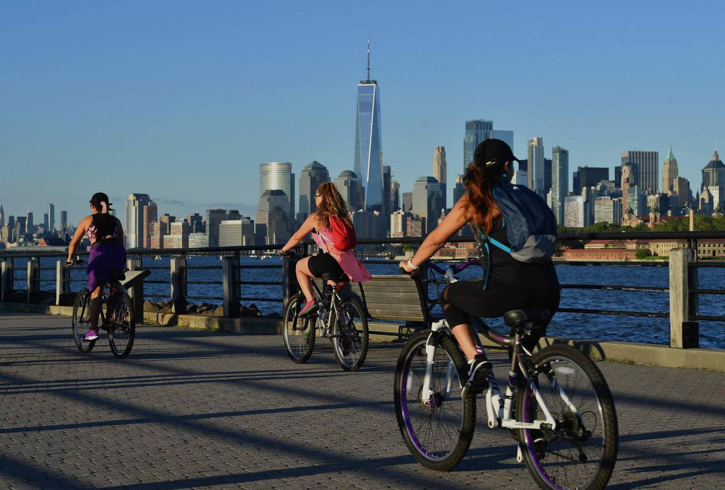 Klimavennlige transportløsninger er noe av det storbyer må innføre. Her syklister i Jersey city rett ved New York.