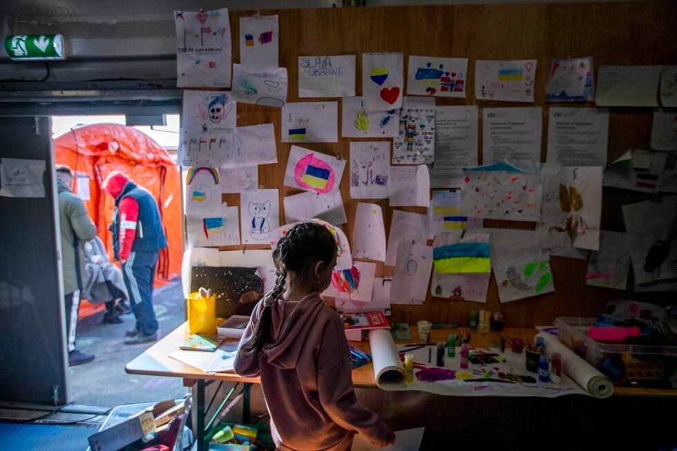 En liten jente venter på det Nasjonalt mottakssenteret i Råde, etter å ha flyktet fra krigen i Ukraina. Lederen av Norsk Psykologforening i Oslo mener flyktningene vil ha behov for hjelp med traumer, men at system ikke er rigget for det.