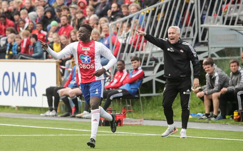 Momodou Lion Njie ga KFUM 1-0 i førsteomgang, og etter en liten runde foran Skeid-supporterne fikk stopperen klar beskjed av Jørgen Isnes hvor hjemmelagets supportere befant seg.
