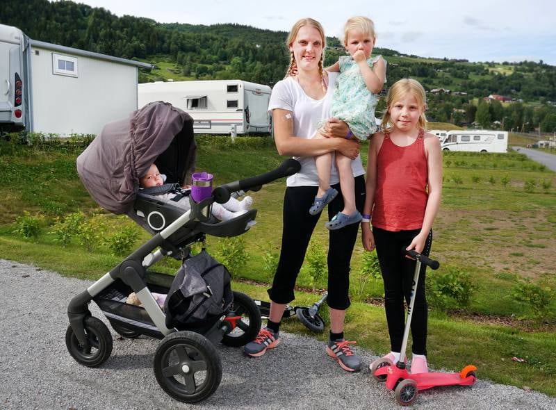 – Kjempefint for unger! synes førstegangscamper Siv Vibekken Aasmyhr, som har tatt med seg barna Lilly (3), Amalie (9) og Vilde Morgenlien (5 mnd) til Hallingdal Feriepark. FOTO: CHRISTINE BAGLO